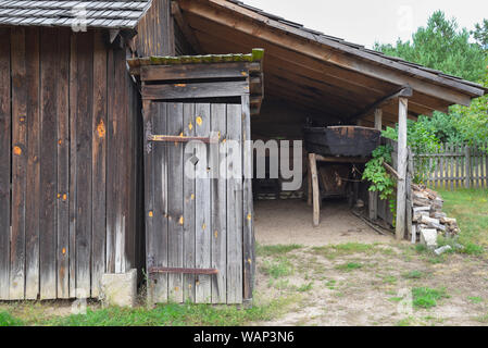 Holz- WC in der Volkskultur Museum in Osiek durch den Fluss Notec, das Freilichtmuseum präsentiert polnische Volkskultur. Polen, Europa Stockfoto