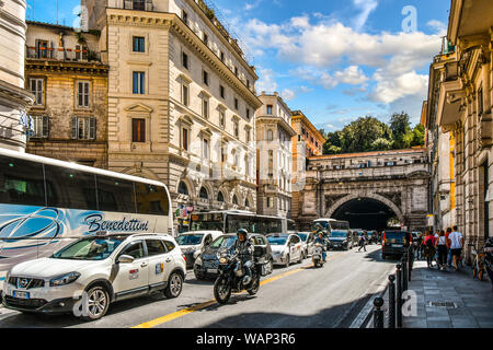 Autos, Busse, Roller und Motorräder Mitte tag Verkehr in der Nähe der Stadtmauer von Rom, Italien Stockfoto