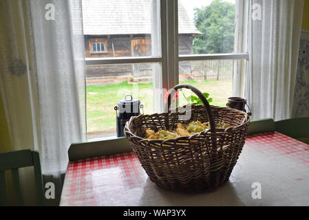 Osiek, Polen - 16. August 2019: Innenraum der alten hölzernen Gehöft in der Volkskultur Museum in Osiek durch den Fluss Notec. Stockfoto