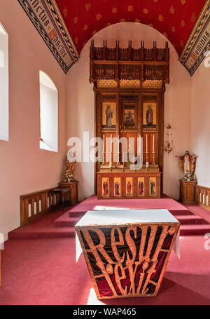 Kirche Unserer Lieben Frau der Immerwährenden Hilfe CHAPELTOWN KNOCKANDHU Moray in Schottland Innenraum mit Blick auf den Altar zu aufwendig lackierten Holz- Bildschirm Stockfoto