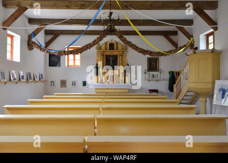 Osiek, Polen - 16. August 2019: Innenraum der alten Kirche in der Volkskultur Museum in Osiek durch den Fluss Notec. Stockfoto