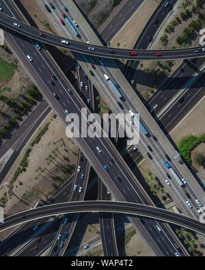 Drone-Aufnahme von einer geschäftigen Autobahnkreuzung voller Tagsüber Verkehr Stockfoto