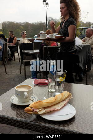 AJAXNETPHOTO. 2011. CONFLANS SAINTE HONORINE, YVELINES, FRANKREICH. - FRANZÖSISCHES CAFÉ FAYRE - BAGUETTE MIT SCHINKEN UND KÄSE, KAFFEE UND MINERALWASSER IN EINEM CAFÉ AN DER SEINE.FOTO:JONATHAN EASTLAND/AJAX REF:FX112703 5382 Stockfoto