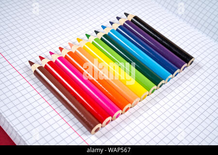 Buntstifte Buntstifte auf einer offenen karierten Notebook Stockfoto