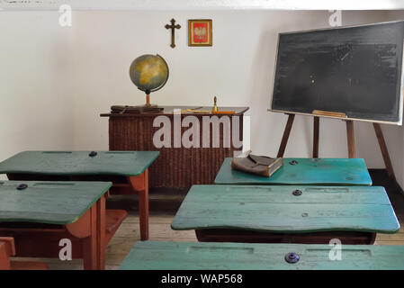 Osiek, Polen - 16. August 2019: Innenraum der alten Schule in der Volkskultur Museum in Osiek durch den Fluss Notec. Stockfoto