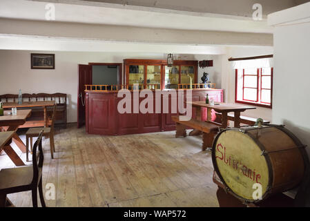 Osiek, Polen - 16. August 2019: Innenraum der Alten Bar in der Volkskultur Museum in Osiek durch den Fluss Notec. Stockfoto