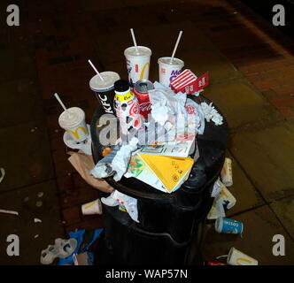 AJAXNETPHOTO. 2019. WORTHING, England. - FAST FOOD ABFALL - LEER ESSEN UND TRINKEN, Kartons, Gläser, TRINKHALME UND VERPACKUNG überquellenden Mülleimer, eine Straße in der Nähe von Fast-food-Betriebe. Foto: Jonathan Eastland/AJAX REF: GR 190401 8760 Stockfoto