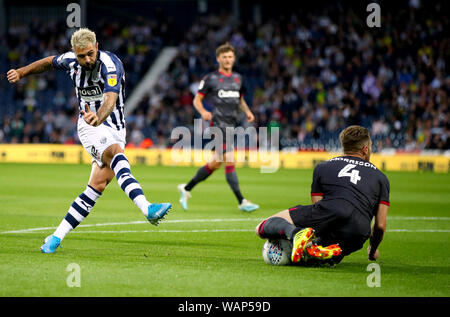 West Bromwich Albion Charlie Austin schießt auf Ziel während der Sky Bet Championship Match in West Bromwich, West Bromwich. Stockfoto