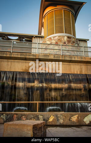 Vertikale Ansicht des Arizona fällt Gebäude, das die Kunst Projekt Wasserwerk Vitrinen an der Arizona fällt in Phoenix, Arizona. Stockfoto