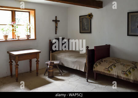 Osiek, Polen - 16. August 2019: Innenraum der alten Holzhaus in der Volkskultur Museum in Osiek durch den Fluss Notec. Stockfoto