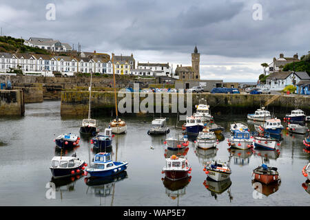 Fischerboote in Stein Pier Hafen von Porthleven mit Bickford Smith Institut Porthleven Stadtrat Gebäude Cornwall England günstig Stockfoto