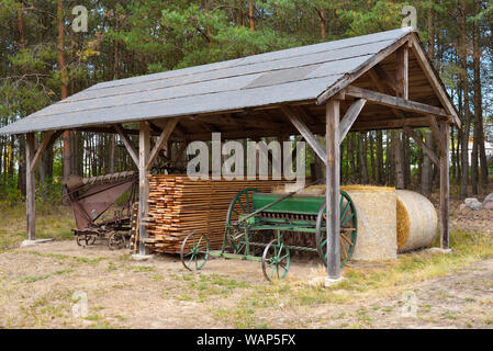 Alten landwirtschaftlichen Maschinen in der Volkskultur Museum in Osiek durch den Fluss Notec, das Freilichtmuseum umfasst eine Fläche von 13 Ha. Polen, Europa Stockfoto