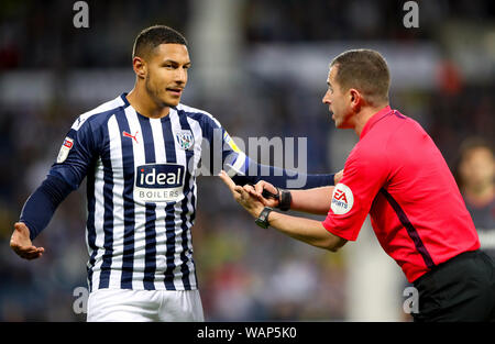 West Bromwich Albion Jake Livermore (links) Fragen eine Entscheidung mit Schiedsrichter Peter Banken während der Sky Bet Championship Match in West Bromwich, West Bromwich. Stockfoto