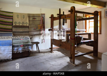 Osiek, Polen - 16. August 2019: Weben Interieur in der Volkskultur Museum in Osiek durch den Fluss Notec. Stockfoto