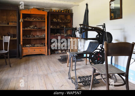 Osiek, Polen - 16. August 2019: Der Schuster Interieur in der Volkskultur Museum in Osiek durch den Fluss Notec. Stockfoto