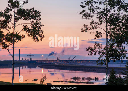 Abenddämmerung Foto von Syncrude Oil Sands Operationen nördlich von Fort McMurray, Alberta. Stockfoto