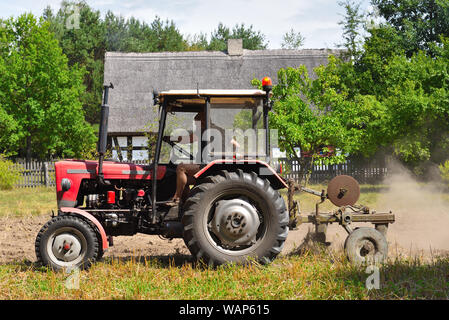 Osiek, Polen - 16. August 2019: Traktor auf dem Feld. Freilichtmuseum in Osiek durch den Fluss Notec. Stockfoto