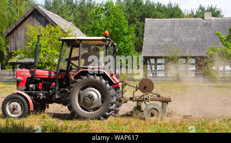 Osiek, Polen - 16. August 2019: Traktor auf dem Feld. Freilichtmuseum in Osiek durch den Fluss Notec. Stockfoto