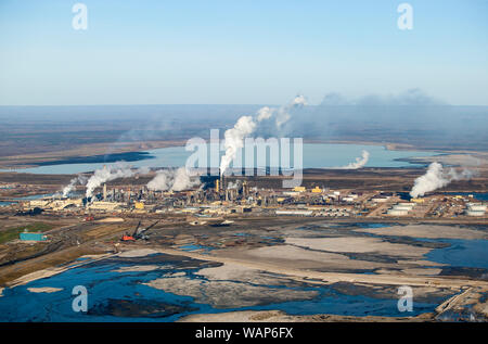 Luftbild von Syncrude Oil Sands Operationen nördlich von Fort McMurray, Alberta. Stockfoto