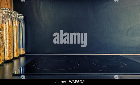 Moderne schwarze Küche Stockfoto