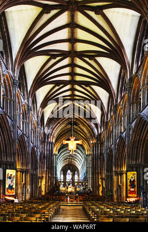 Innenraum der Kathedrale von Lichfield vom westlichen Ende des Kirchenschiffs genommen Stockfoto