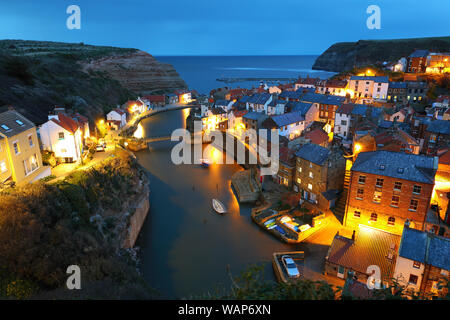 Staithes bei Dämmerung mit Straßenbeleuchtung auf Stockfoto