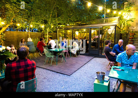Garten und Gewächshaus von trendigen veganes Restaurant Eden Bistro in Warschau, Polen Stockfoto