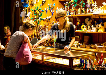 Schmuck und Souvenir Abschaltdruck innerhalb der Tuchhallen (Sukiennice) in Krakau, Polen Stockfoto