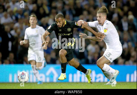 Die Brentford Bryan Mbeumo (Mitte) und Leeds United's Leslie Phillips (rechts) Kampf um den Ball in den Himmel Wette Championship Match an der Elland Road, Leeds. Stockfoto