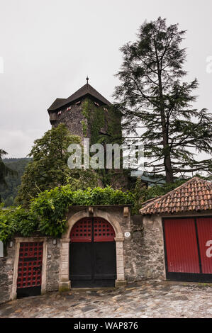 Die Burg Branzoll in Südtirol, Italien und seine Umgebung, einschließlich Klausen (Deutsch: Klauzen) Stockfoto