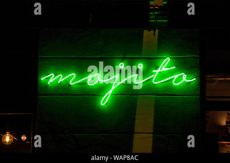 Grüner Neon Schild 'Mojito' (Mojito Caffe, Kazimierz in Krakau, Polen) Stockfoto