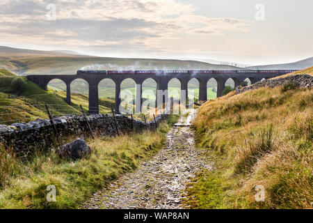 Dampflokomotive "britischen Indien Line" nimmt "Die Dalesman 'Zug in Richtung Süden über Arten Gill Viadukt, Dentdale, Cumbria. Stockfoto