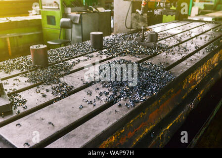 Metallspäne an der Maschine. Die metallindustrie Prozess im Werk. Die industrielle Produktion von Teilen Stockfoto