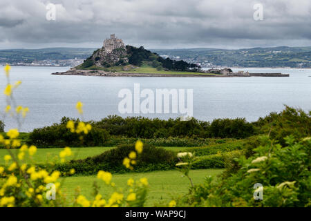 St Michael's Mount tidal Island bei bewölktem Himmel in Mounts Bay von perranuthnoe Cornwall England mit Hafen von Penzance und lange Rock Beach Stockfoto