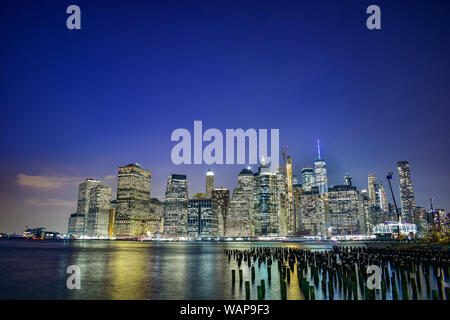 Blick auf Lower Manhattan von der Brooklyn Bridge Park während der Blauen Stunde im Dezember Stockfoto