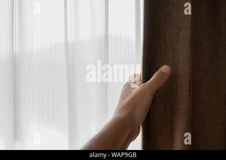 Männer Hand öffnen Vorhang im Schlafzimmer Stockfoto