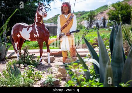 Denkmal, Statue des Indischen Geronimo in der Stadt Fronteras, Sonora, Mexiko. Goyale Geronimo war ein prominenter Militärchef der Bendoke Apachen. Zwischen 1858 und 1886 kämpfte er gegen die mexikanischen und amerikanischen Armeen in der gesamten nördlichen Gebiet von Mexiko. Nationale Geronimo in Arizpe, Sonora. In den Kerker in Fronteras, Sonora. Da die brave und Berühmten der Apachen wurde inhaftiert. (Foto: LuisGutierrez/NortePhoto.com) Monumento, Estatua de El Indio Geronimo en el pueblo de Fronteras, Sonora, Mexiko. Goyale. Geronimo fue un destacado jefe Militar de los Apachen Stockfoto