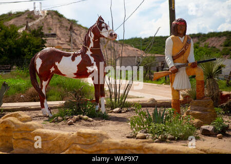 Denkmal, Statue des Indischen Geronimo in der Stadt Fronteras, Sonora, Mexiko. Goyale Geronimo war ein prominenter Militärchef der Bendoke Apachen. Zwischen 1858 und 1886 kämpfte er gegen die mexikanischen und amerikanischen Armeen in der gesamten nördlichen Gebiet von Mexiko. Nationale Geronimo in Arizpe, Sonora. In den Kerker in Fronteras, Sonora. Da die brave und Berühmten der Apachen wurde inhaftiert. (Foto: LuisGutierrez/NortePhoto.com) Monumento, Estatua de El Indio Geronimo en el pueblo de Fronteras, Sonora, Mexiko. Goyale. Geronimo fue un destacado jefe Militar de los Apachen Stockfoto
