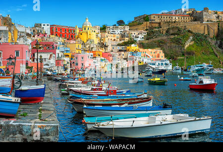 Bunte Häuser im Hafen von Marina di Corricella, der ältesten Fischerdorf Insel Procida, Neapel, Italien Stockfoto