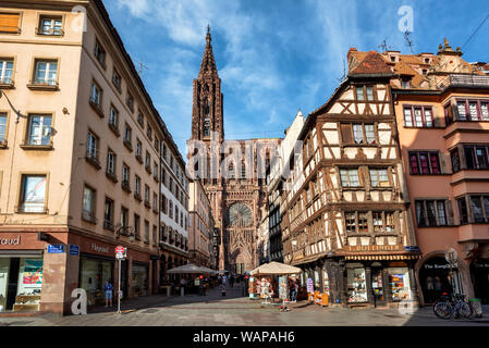 Straßburg, Frankreich - 23. Juni 2019: Das Stadtzentrum von Straßburg mit historischen Fachwerkhäusern und schönen gotischen Kathedrale ist eine beliebte touristische des Stockfoto