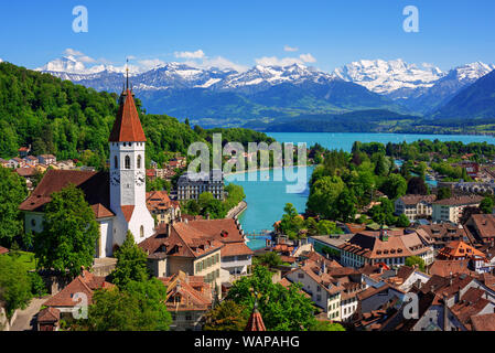 Historische Stadt Thun und den Thunersee mit Schnee bedeckten Berner Oberland schweizer Alpen Berge im Hintergrund, Kanton Bern, Schweiz Stockfoto