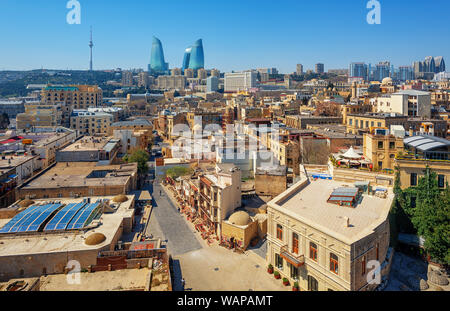 Baku Stadt, Blick über die Altstadt und moderne Skyline mit bewegenden Flamme Türme bauen, Aserbaidschan Stockfoto