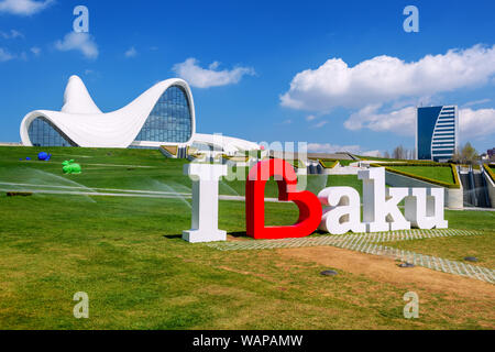 Baku, Aserbaidschan - 12. April 2017: Heydar Aliyev Center Gebäude, entworfen vom berühmten Architekten Zaha Hadid. Das Zentrum ist ein Symbol des aserbaidschanischen prog Stockfoto