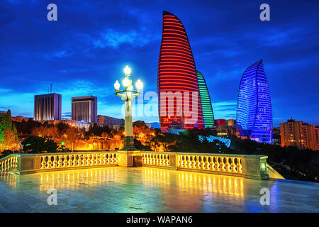 Baku, der Hauptstadt Aserbaidschans, night skyline mit Flamme Towers Gebäude in Aserbaidschan nationalflagge Farben beleuchtet Stockfoto