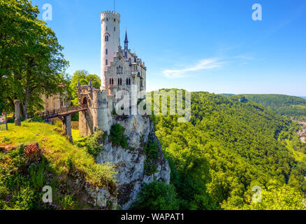 Schloss Lichtenstein in Schwarzwald, Deutschland, im romantischen gotischen Stil erbaut und wie ein Märchenschloss von Württemberg bekannt, ist einer der am meisten BEAUT Stockfoto