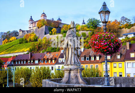 Würzburg, Bayern, Deutschland, mit Blick auf die Festung Marienberg von der alten Mainbrücke mit Stein Skulptur der religiösen Saint St. Burkard Stockfoto