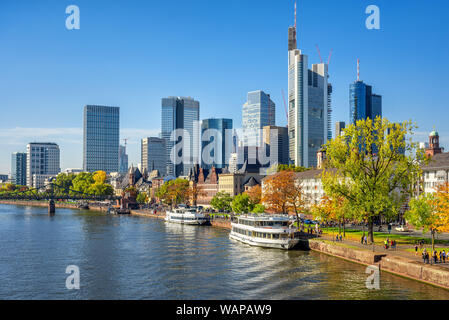 Frankfurt am Main, Deutschland, mit Blick auf das moderne Bankenviertel Skyline und historischen Main Riverside mit Kreuzfahrtschiffen Stockfoto