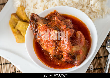 Regionale afrikanische Speisen auf weiße Platte auf hölzernen Hintergrund Stockfoto