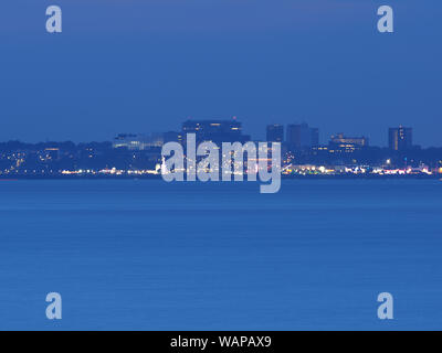 Sheerness, Kent, Großbritannien. 21 August, 2019. UK Wetter: Southend on Sea Skyline als kurz nach Sonnenuntergang von Sheerness, Kent gesehen. Credit: James Bell/Alamy leben Nachrichten Stockfoto