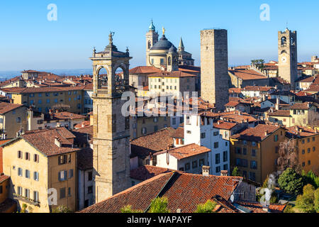 Bergamo, Blick über die roten Dächer und Türme der historischen mittelalterlichen Altstadt, Lombardei, Italien Stockfoto